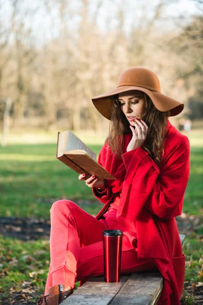 Close-up van aantrekkelijke brunette meisje lees boek — Stockfoto