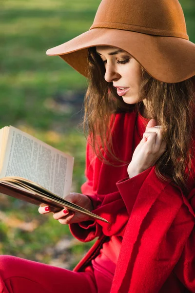 Aantrekkelijk brunette meisje lees boek close-up — Stockfoto