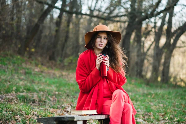 Kırmızı termoslu bir kızın sonbahar portresi — Stok fotoğraf