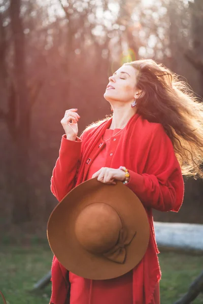 Brünetten Mädchen winken lange Haare im Park — Stockfoto