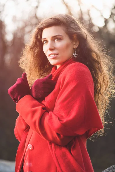 붉은 옷을 입은 아름다운 갈색 갈색의 가을 초상화 — 스톡 사진