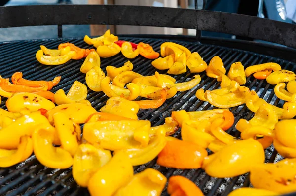 Enorme parrilla con pimientos amarillos en rodajas dulces — Foto de Stock