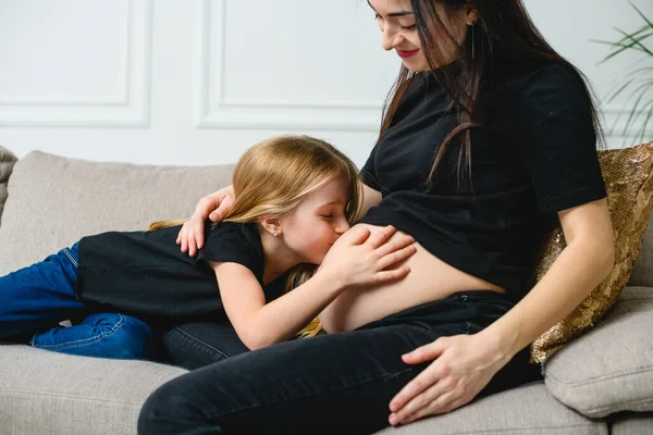 Fata Sărută Mama Burtă Gravidă Canapea Dulce Mama Gravida Fiica — Fotografie, imagine de stoc