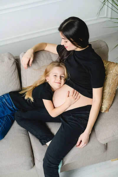 Mutter Und Mädchen Sitzen Auf Sofa Und Berühren Bauch Glückliche — Stockfoto