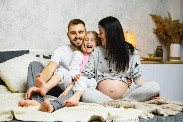 Tata Fericit Fiica Mama Gravidă Îmbrățișări Pat Purtând Pijamale Acasă — Fotografie, imagine de stoc