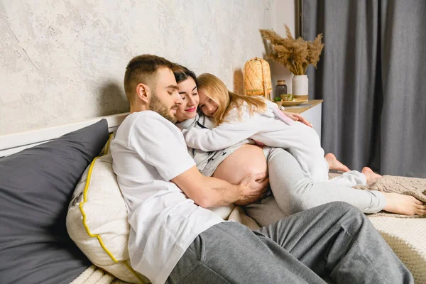 Gelukkige Familie Bed Gelukkige Vader Dochter Zwangere Moeder Gekleed Pyjama — Stockfoto