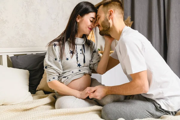 Karı Koca Yatakta Bebek Bekliyorlar Mutlu Hamilelikler Tatlı Aile Ilişkileri — Stok fotoğraf