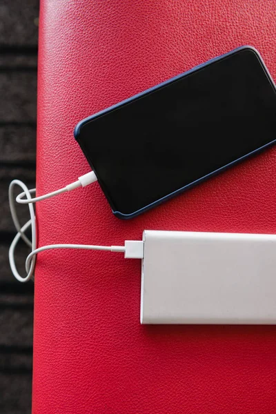 Recharge Téléphone Avec Banque Alimentation Sur Rouge — Photo