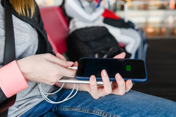 Vrouw Hand Aansluiten Powerbank Naar Smartphone — Stockfoto