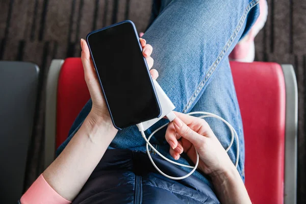 Vrouw Jeans Rode Luchthaventerminal Houder Draagbare Oplader Aangesloten Mobiele Telefoon — Stockfoto