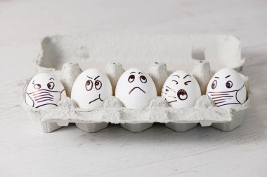 Kutudaki maskeli Paskalya yumurtalarının komik yüzleri..