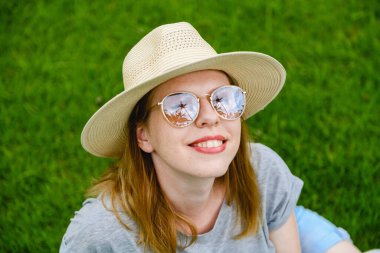 Kağıt rehberi, akıllı telefonu ve sırt çantası olan bir kadın.