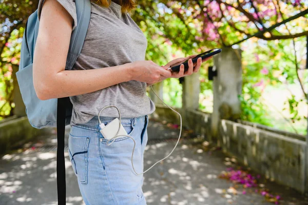 Vrouw Toerist Met Rugzak Gebruik Usb Kabel Draagbare Mobiele Apparaten — Stockfoto