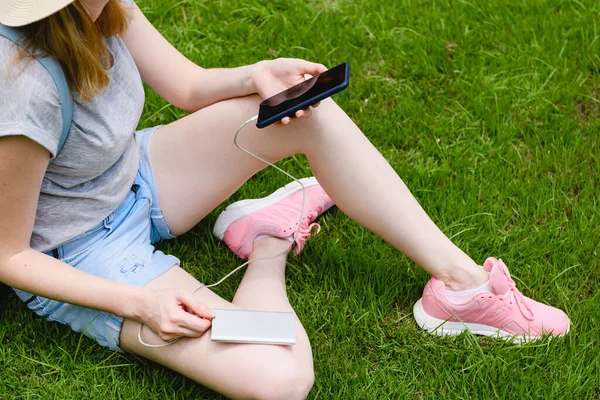 Close Van Schattig Meisje Gras Met Smartphone Vrouwelijke Wandelaar Zit — Stockfoto