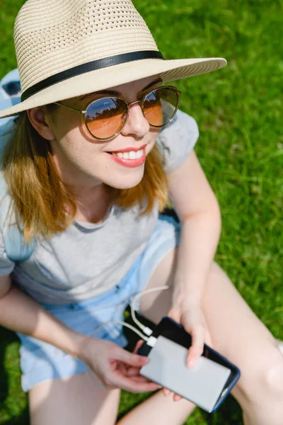 Glimlachende Vrouw Gras Met Elektronische Apparaten — Stockfoto