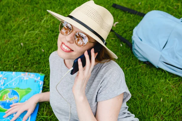 Vrouw Met Papieren Gids Smartphone Rugzak — Stockfoto