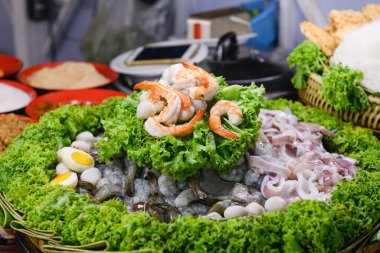 Çiğ ve haşlanmış karidesler pazarda satılıyor.