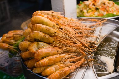 Büyük portakallı karides kafaları yakın.