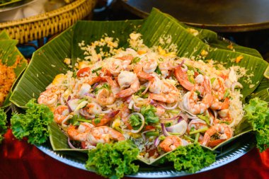 Büyük bir kase kızarmış pirinç ve karides.