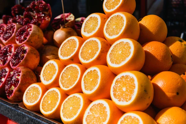 시장에서 판매되는 오렌지와 개미집의 피라미드 — 스톡 사진