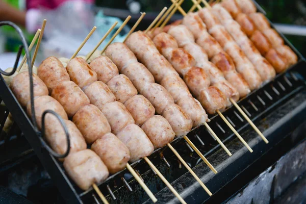 Gegrilde Rundvlees Kip Lam Varkensworst Rij Houten Spiesen Smakelijke Straat — Stockfoto