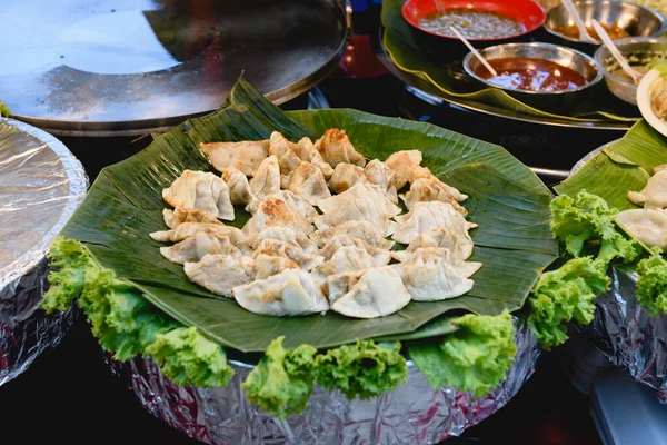 Asiatiska Dumplings Bananblad Vid Buffé — Stockfoto