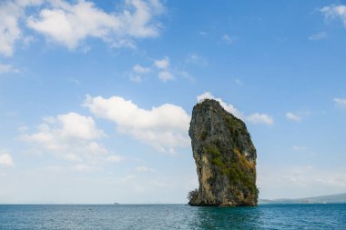 Ufukta mavi gökyüzü manzaralı, denizin ortasında uzun bir kaya parçası Tayland 'daki Ko Poda Krabi Adası manzaralı.