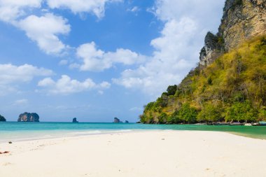 Krabi Ko Poda lagün plajı beyaz kum, gök mavisi su ve kayalar, Asya 'da tatil, cennet manzarası balık gözü efekti
