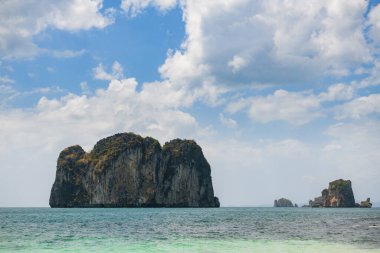 Büyük kaya dağları ve güzel deniz suyuyla doğa manzarası, Tayland 'ın Krabi ili Poda adası manzarası