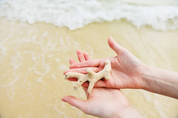Mulher Segurar Tesouro Coral Branco Nas Mãos Encontrado Praia Areia — Fotografia de Stock