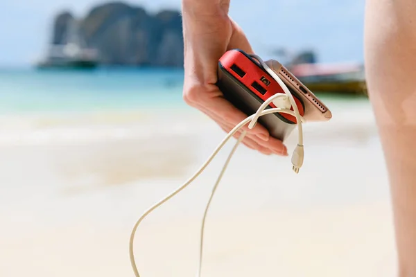 Kvinna Hålla Handen Mobiltelefon Ansluten Med Kabel Till Power Bank — Stockfoto