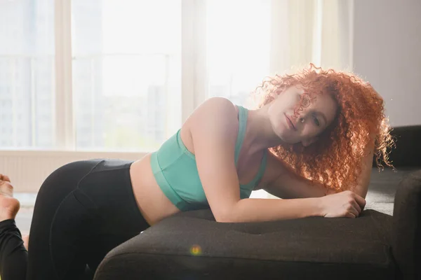 Menina Vestindo Sportswear Leigos Sofá Após Exercícios Treinamento Esportivo Casa — Fotografia de Stock