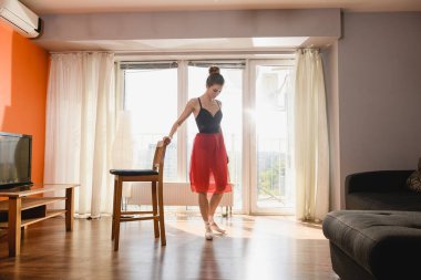 Sivri uçlu bale ayakkabılı güzel kadın.