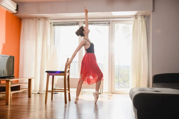 Hermosa Bailarina Baile Con Silla Casa —  Fotos de Stock