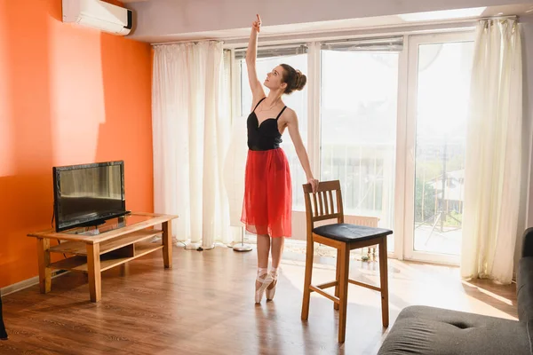 Ballet Chica Estiramiento Casa Con Silla — Foto de Stock