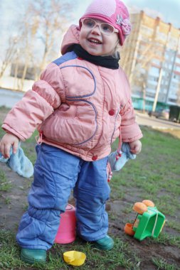 Mutlu küçük kız sahte bardaklarda plastik oyuncaklar ile çalış 