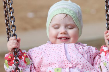 Küçük kız çocuk oyun alanı, Bahar da kumla salıncaklar