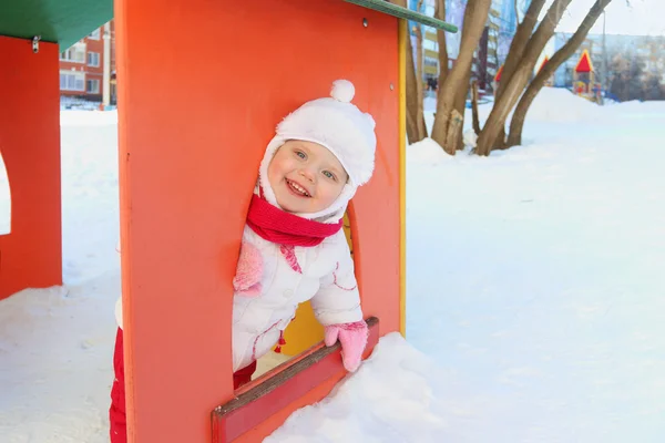 La bambina felice gioca in piccola casa lucente su parco giochi — Foto Stock