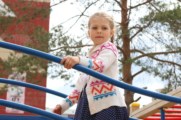 Pequena menina bonita joga no parque infantil — Fotografia de Stock