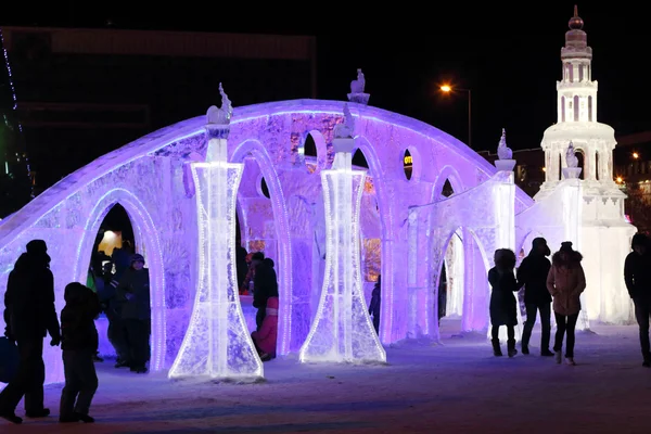 Perm, Rusko - leden 4, 2016: Lidé chodí v osvětlené ledové město — Stock fotografie