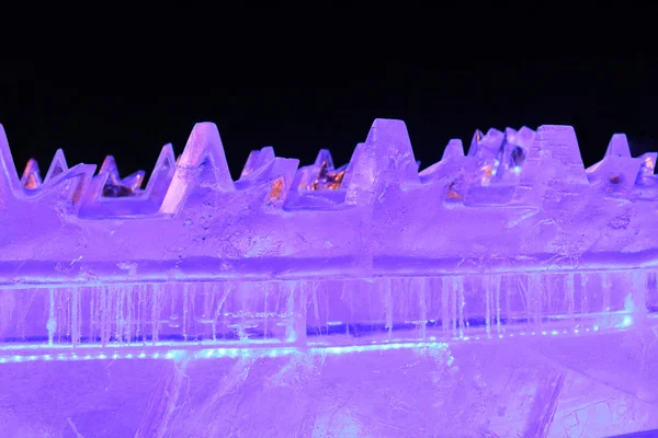 Parete blu ghiaccio con illuminazione in attrazione città ghiaccio di notte — Foto Stock