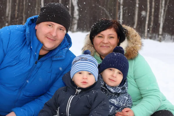 Glückliche Familie (Vater, Mutter, zwei Söhne) posiert im Wintertag — Stockfoto