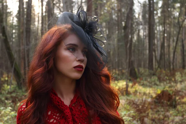 검은 복고풍 모자에 예쁜 여자는가 숲에서 멀리 보이는 — 스톡 사진