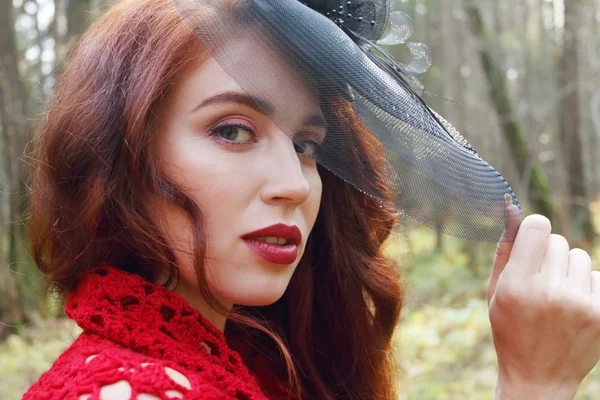 Lány fekete retro kalap ér kalap őszi erdő — Stock Fotó