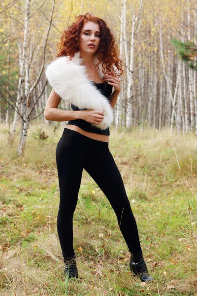 Hezká mladá žena s bílou srstí představuje v podzimním lese — Stock fotografie