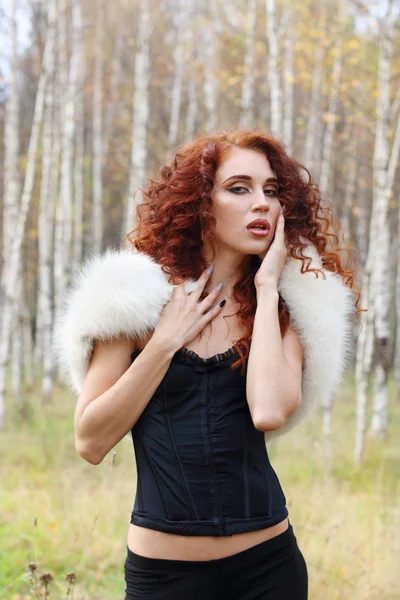 白い毛皮と巻き毛ポーズ コルセットのきれいな女性 — ストック写真