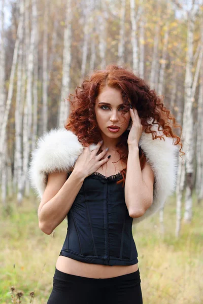 白い毛皮と巻き毛ポーズ コルセットの若い女性 — ストック写真