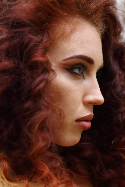 메이크업과 곱슬 빨간 머리, 예쁜 여자의 얼굴 가까이 — 스톡 사진