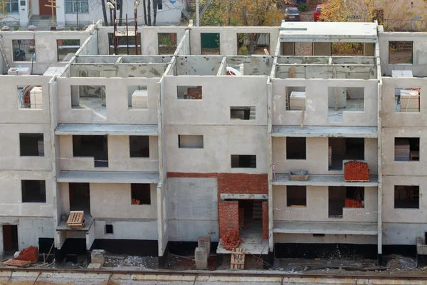 Teil des Gebäudes aus Betonplatten im Bau im Herbst — Stockfoto