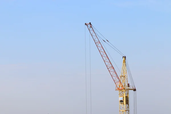 Onderdeel van gele stationaire hoist op bouwplaats — Stockfoto